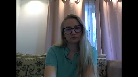 Snapshot of melly_rosey chatting on May 27, 2026, 6:43 am Melly online show from May 27, 2026, 6:43 am