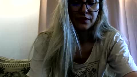 Snapshot of melly_rosey chatting on May 28, 2026, 7:05 am Melly online show from May 28, 2026, 7:05 am