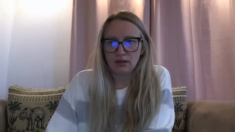 Snapshot of melly_rosey chatting on May 30, 2026, 6:21 am Melly online show from May 30, 2026, 6:21 am