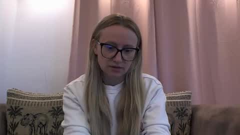 Snapshot of melly_rosey chatting on June 3, 2026, 6:05 am Melly online show from June 3, 2026, 6:05 am