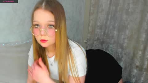 MelMooon online show from January 27, 2025, 2:13 pm