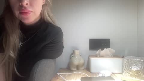 Snapshot of melodie_sweet chatting on October 22, 2025, 3:56 pm Melodie online show from October 22, 2025, 3:56 pm