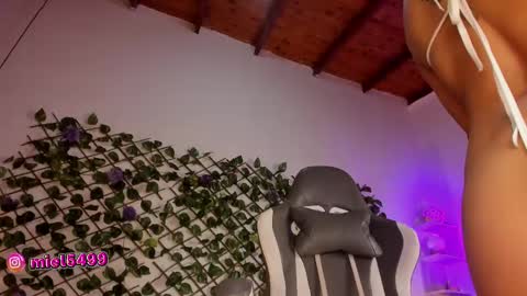 melody_cute10 online show from February 12, 2025, 1:48 pm