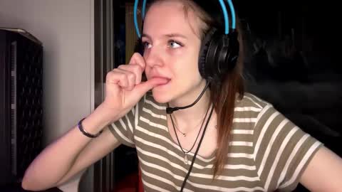 Hi Im Aria 18 years old online show from November 6, 2025, 1:45 pm