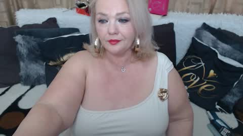 melyssamilfxxx online show from April 17, 2026, 3:53 am