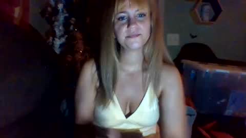 Snapshot of mezzy69 chatting on October 11, 2025, 8:13 am mezzy69 online show from October 11, 2025, 8:13 am