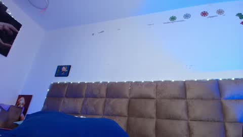 Snapshot of mia_0_ chatting on September 8, 2025, 7:24 pm Emi online show from September 8, 2025, 7:24 pm