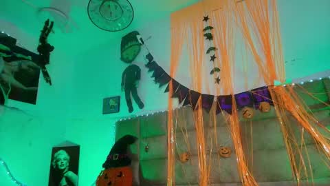 Snapshot of mia_0_ chatting on October 17, 2025, 7:27 pm Emi online show from October 17, 2025, 7:27 pm