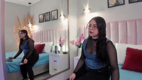 Mia online show from November 8, 2025, 12:16 pm