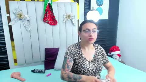 Snapshot of mia_and_lion chatting on December 14, 2024, 1:28 am Dreams Couple online show from December 14, 2024, 1:28 am