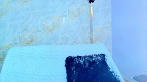 Mia  online show from December 2, 2025, 12:10 pm