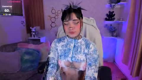 Mia online show from April 19, 2026, 5:51 am