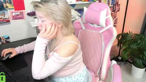Snapshot of mia_ferd chatting on May 12, 2026, 3:03 am Mia online show from May 12, 2026, 3:03 am