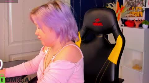Snapshot of mia_ferd chatting on May 19, 2026, 3:02 am Mia online show from May 19, 2026, 3:02 am