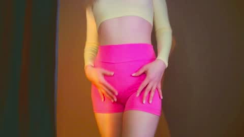 Mia online show from December 6, 2024, 8:48 am