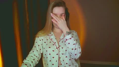 Mia online show from December 26, 2024, 2:01 am