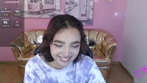 Mia online show from November 25, 2025, 1:33 pm