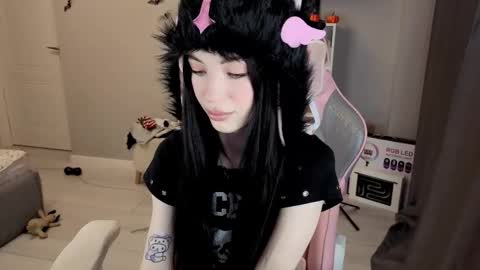 MIA HELP ME REACH 100 LIKES online show from November 28, 2025, 3:14 pm
