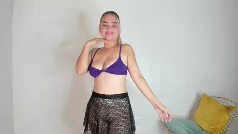 Mia online show from January 8, 2025, 11:19 pm