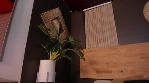 Val  online show from December 2, 2025, 11:48 am