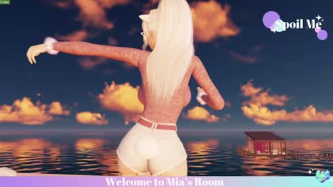 Mia online show from April 7, 2026, 10:42 pm