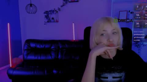 mia_mooon_ online show from April 25, 2026, 1:41 pm