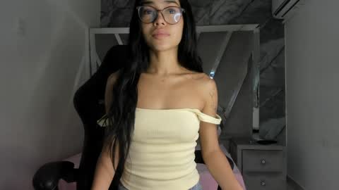 mia_petiteht online show from May 8, 2026, 8:14 pm