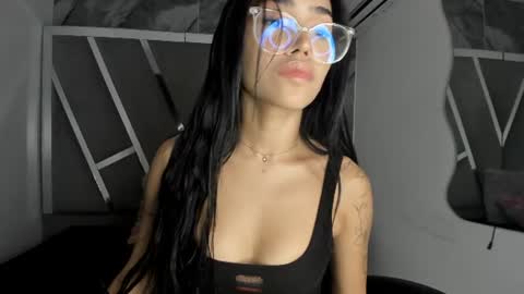 mia_petiteht online show from June 27, 2026, 8:58 pm