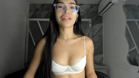 mia_petiteht online show from July 1, 2026, 8:19 pm