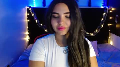 Mia  online show from December 26, 2024, 1:54 pm