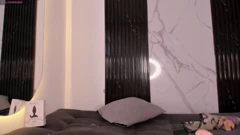 Mia online show from December 3, 2024, 9:01 pm