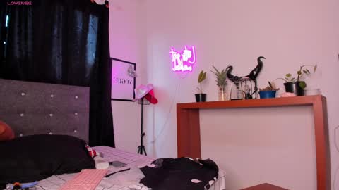 Mia online show from February 1, 2025, 10:02 pm