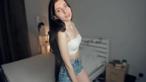 Mia online show from March 12, 2025, 11:20 am