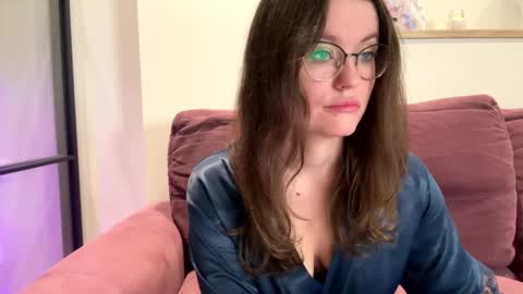 Mia online show from September 17, 2025, 3:41 am