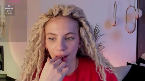 Mia online show from October 24, 2025, 6:10 am