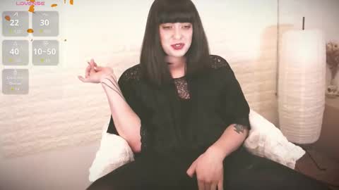 mia_wallase online show from November 23, 2025, 5:40 am