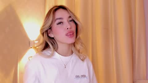 Mia White  online show from February 13, 2026, 1:40 pm