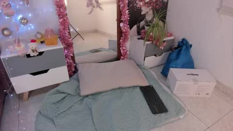 mia_zafir online show from December 23, 2025, 3:26 am