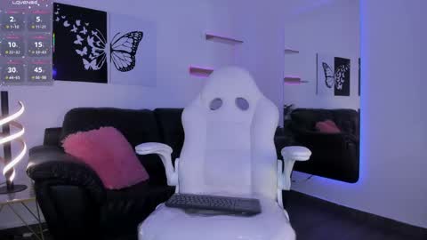 Snapshot of miaa_lunna chatting on April 14, 2026, 9:43 pm Mia online show from April 14, 2026, 9:43 pm