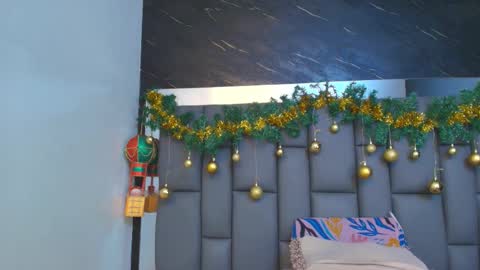 Mia online show from December 16, 2025, 12:10 pm