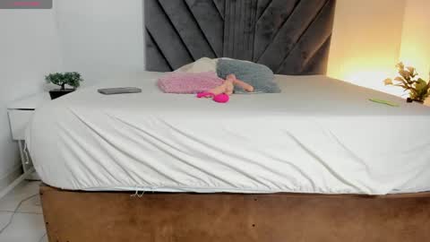miaatorres_ online show from June 9, 2026, 12:06 pm