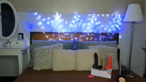 MiaBeeX online show from December 3, 2025, 3:10 pm