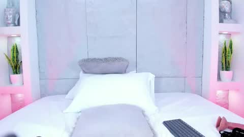 mia online show from October 27, 2025, 5:50 pm