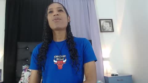 MiaCoock online show from November 19, 2025, 12:27 pm