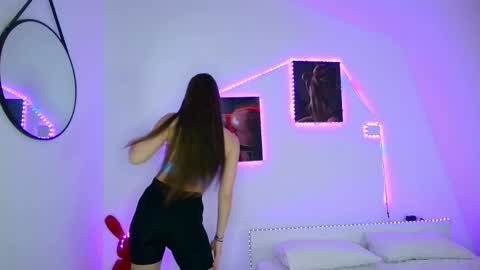 Mia online show from April 22, 2026, 1:08 am