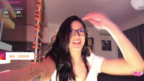 Mia online show from February 17, 2025, 7:42 pm