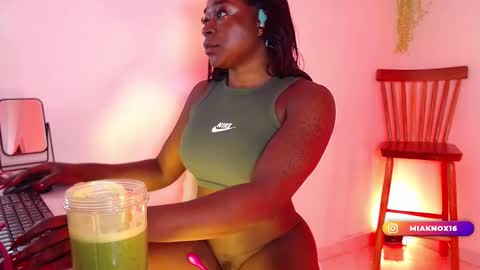 Snapshot of miaknox chatting on March 5, 2025, 9:05 am Mia online show from March 5, 2025, 9:05 am