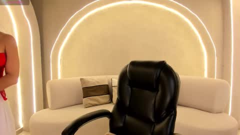 Call me Mia  online show from February 2, 2026, 7:01 pm