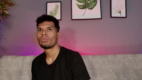 Mia online show from December 2, 2025, 7:20 pm