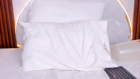 Mia  online show from November 27, 2025, 5:09 am